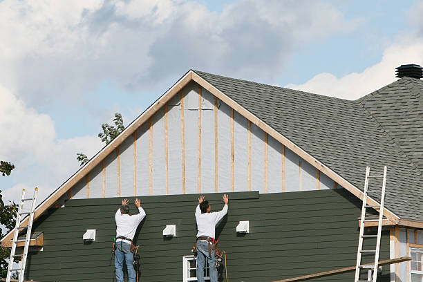 Professional Siding Contractor technician working in Struthers, OH